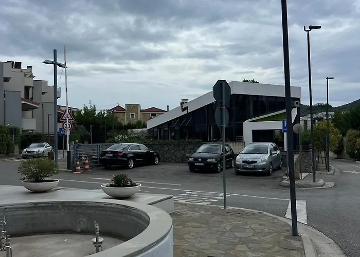 Luxury Surrounded By Nature 地拉那