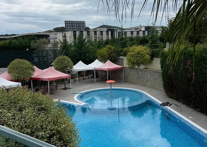 Luxury Surrounded By Nature 地拉那